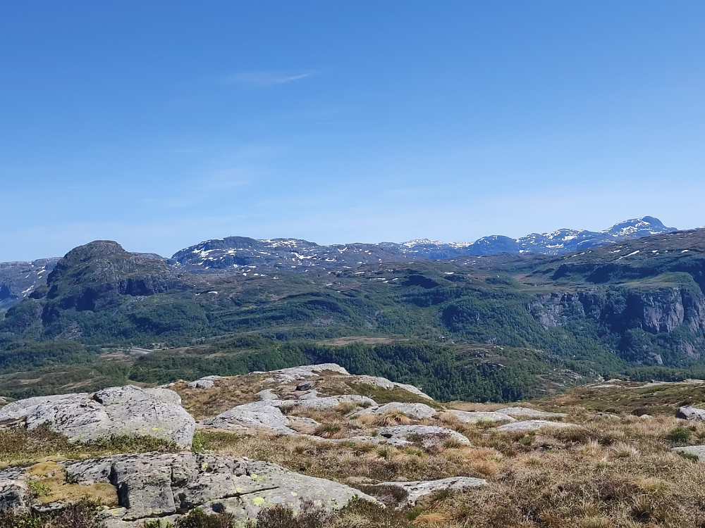 Utsikt frå Fjellberg Høgehei med bl a Gullingen, Reinsnuten og Napen