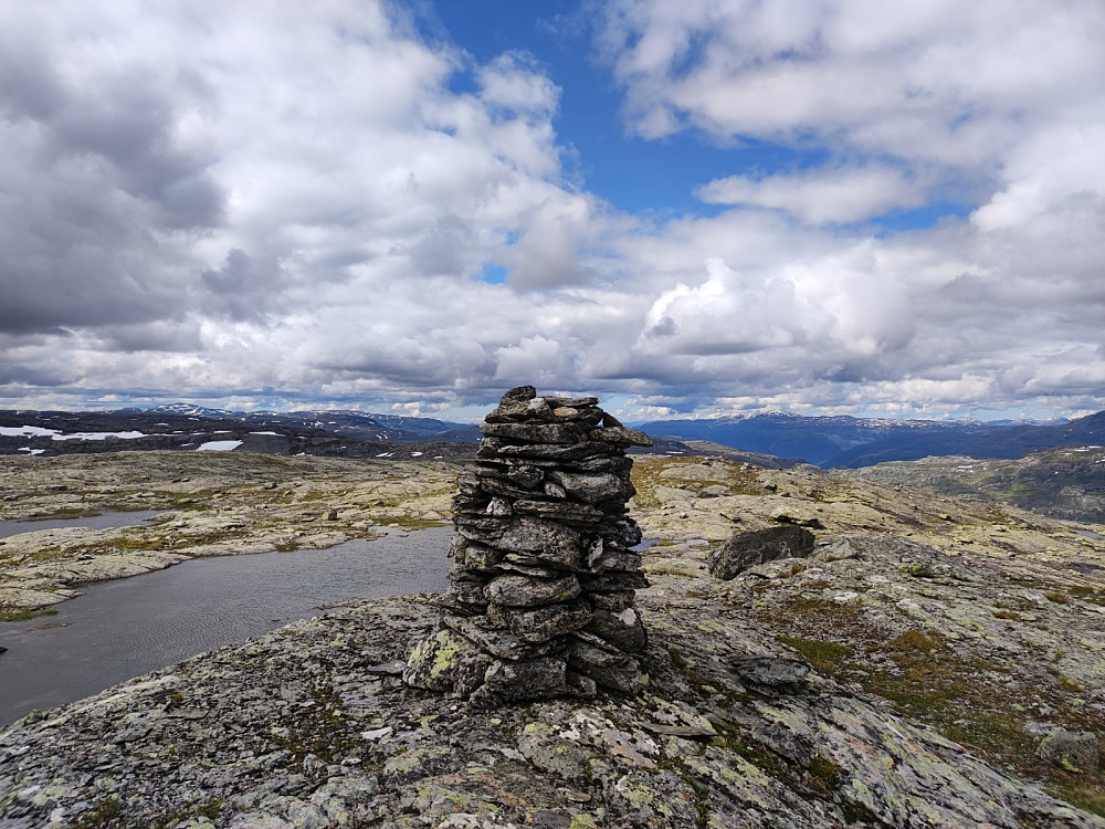 Utsikt frå toppen. I bakgrunnen bl a  Snønuten og Skaulen