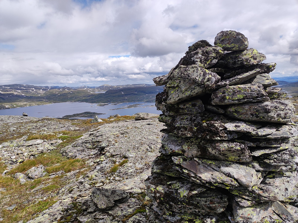 Utsikt frå toppen mot Holmevatnet. Kjelatind i bakgrunnen