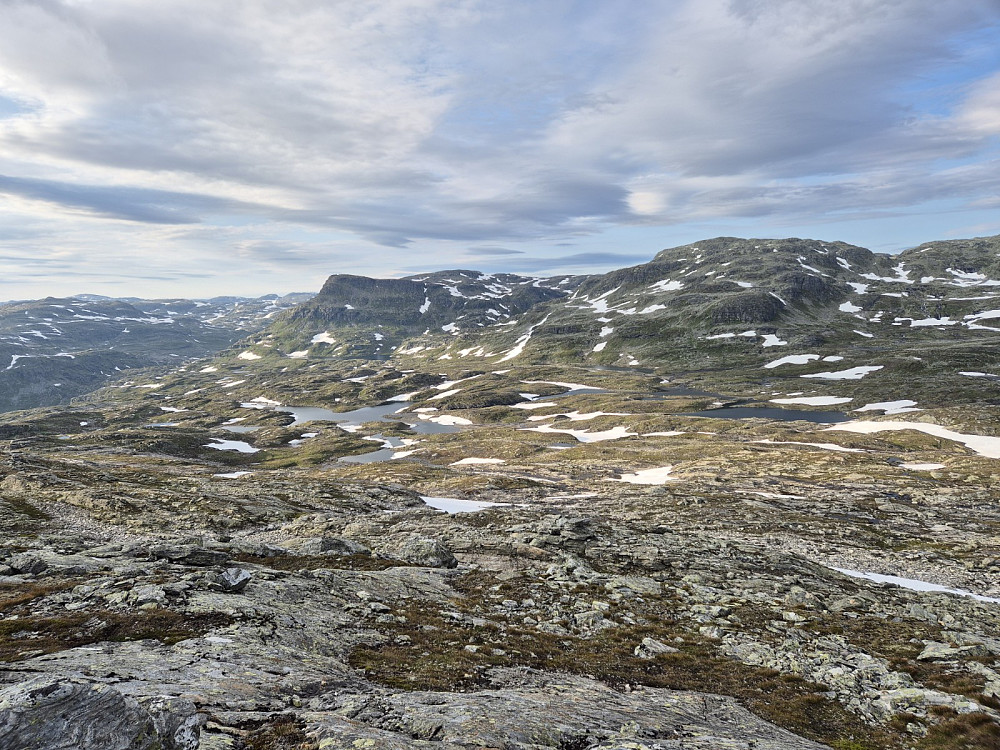 Utsikt til Vassdalsegga og Kistenuten frå Simlenuten. Og til teltet vårt