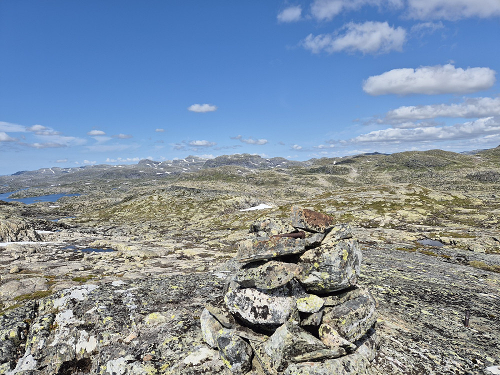 Varden på Skorpa med Snønuten,  Kringlenuten,  Leirnuten og Steinkilenuten i bakgrunnen