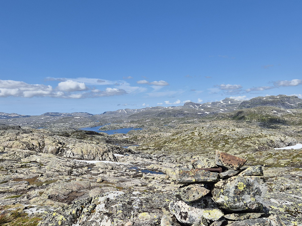Varden på Skorpa med Kronnvatnet i bakgrunnen.  Ser så vidt turishytta