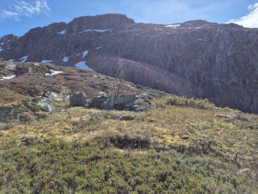 Murar lengre oppe i Kvednadalen