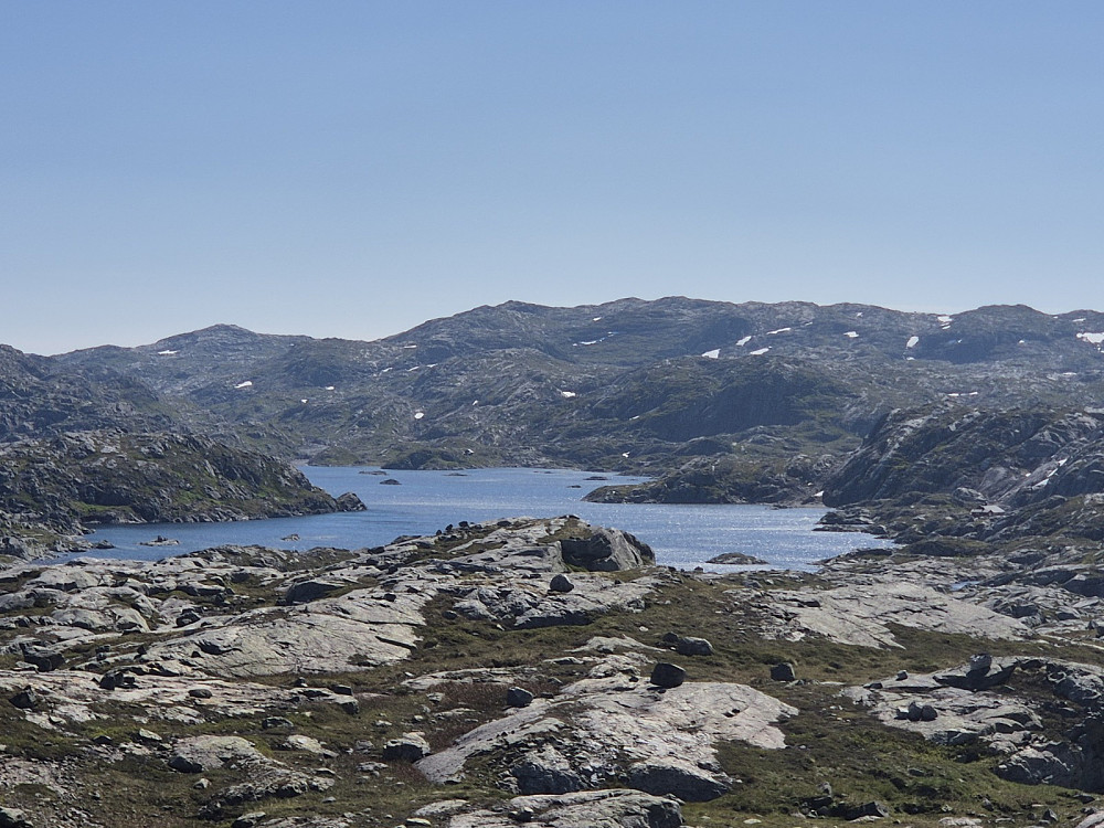 Hytta i Grjotdalsneset og turisthytta på Krossvatn til høgre