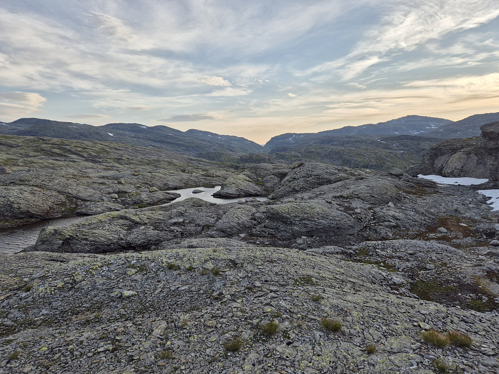 Kyrkjesteinsskaret langt der framm