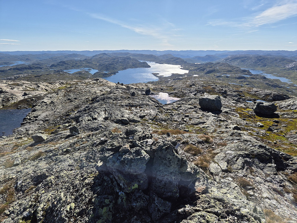 Frå toppen av Skyvassnuten. Skyvatnet rett fram