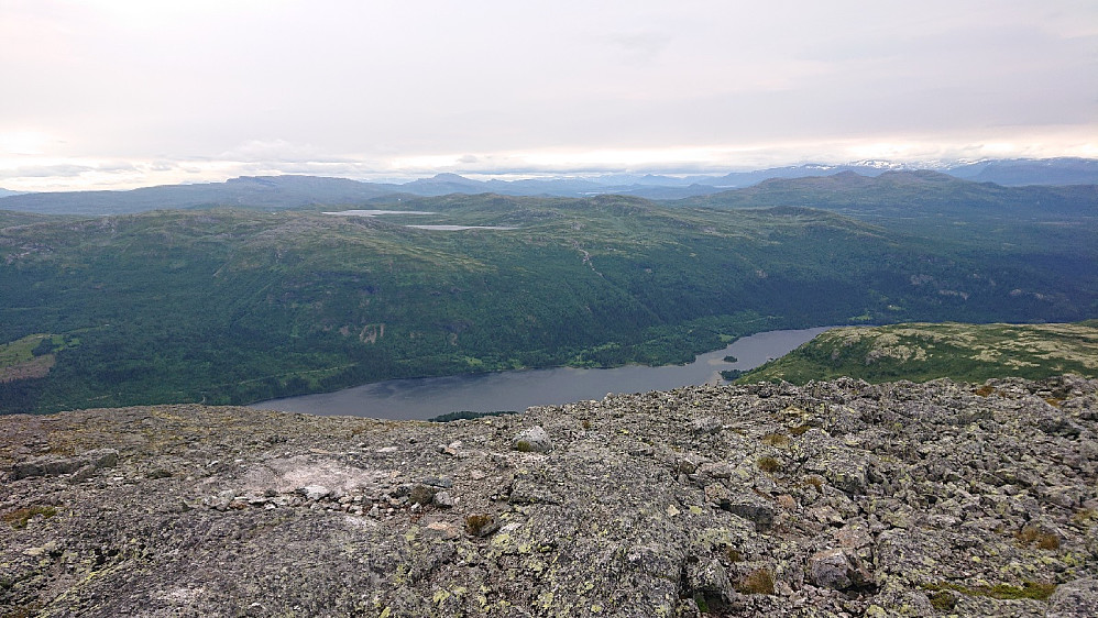 Utsikt ned på Espedalsvatnet fra toppen av Storhøa.