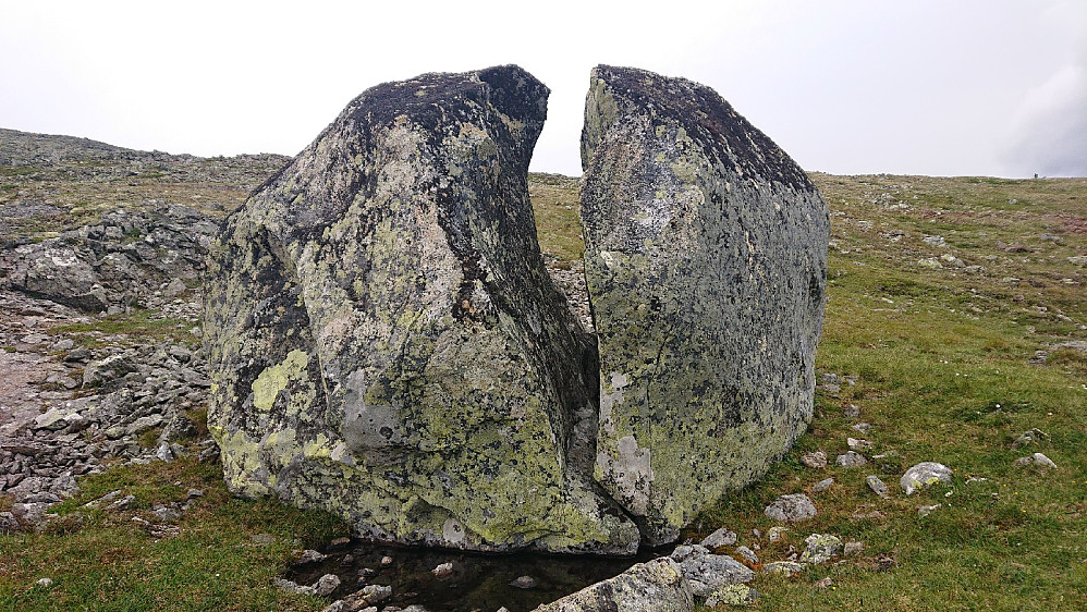 Kampestein ved Jørstadgruva kløyvd i to.