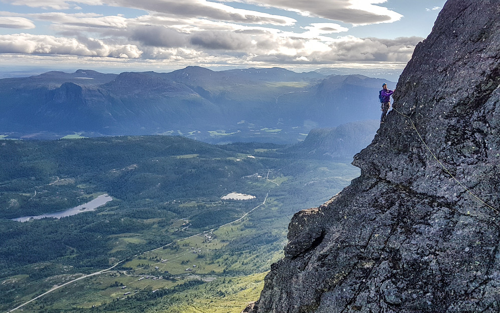 Jeg har akkurat fullført traversen på sistelengden, og toppen er nær.