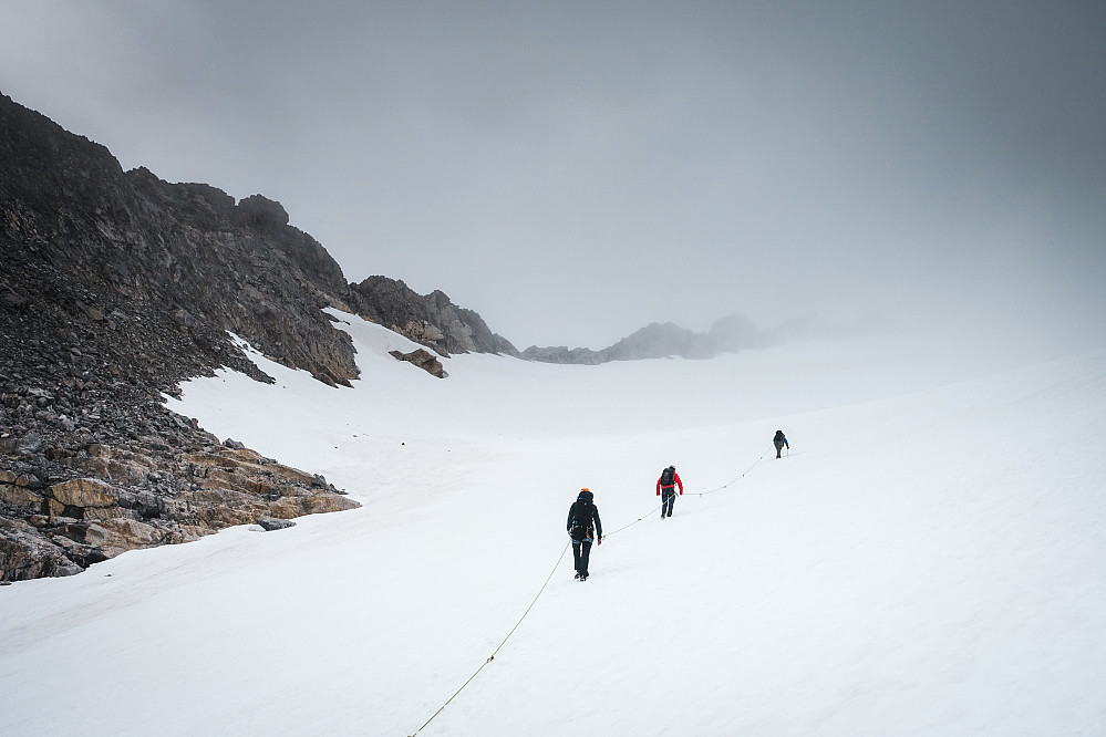 På veg oppover breen. Vi fulgte sporene til et annet taulag og unngikk alle de åpenbare sprekkene. Til gjengjeld endte vi unødvendig høyt på ryggen og fikk brukt noen ekstra kalorier både opp og ned. 