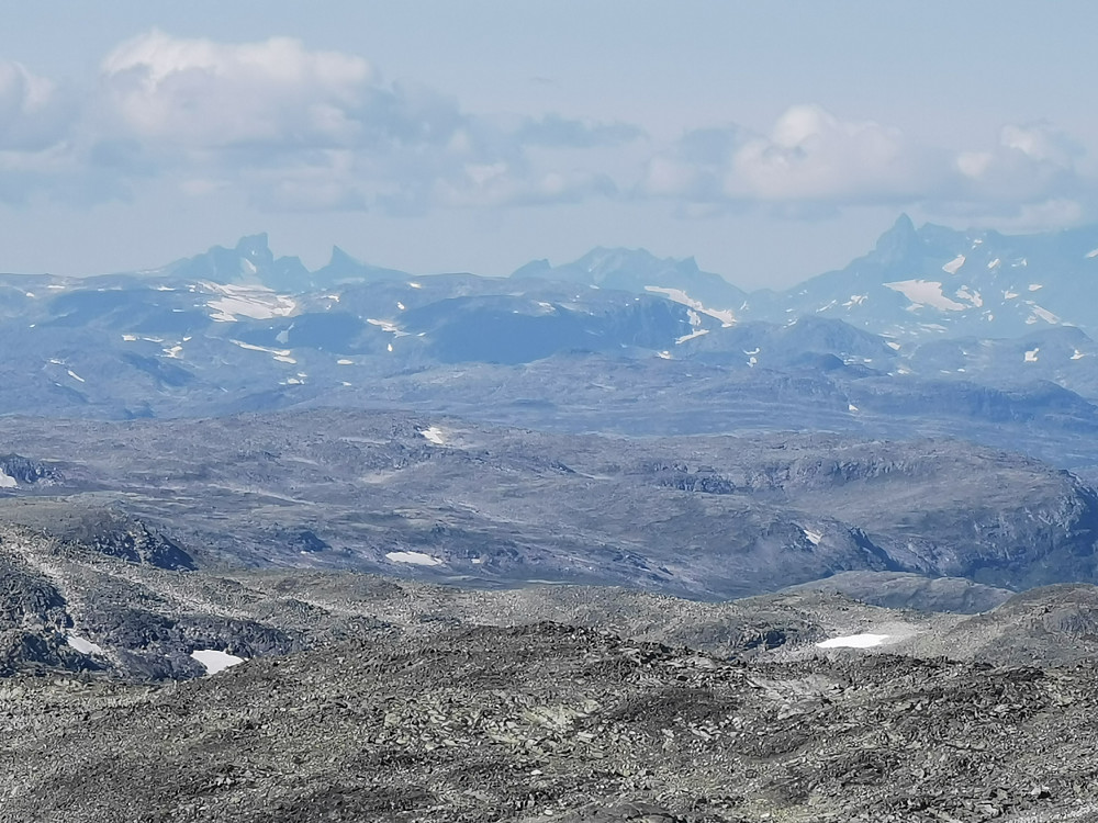 Utsikt mot Hurrungane. Store Autanbotntind til venstre, Store Skagastølstind til høyre.