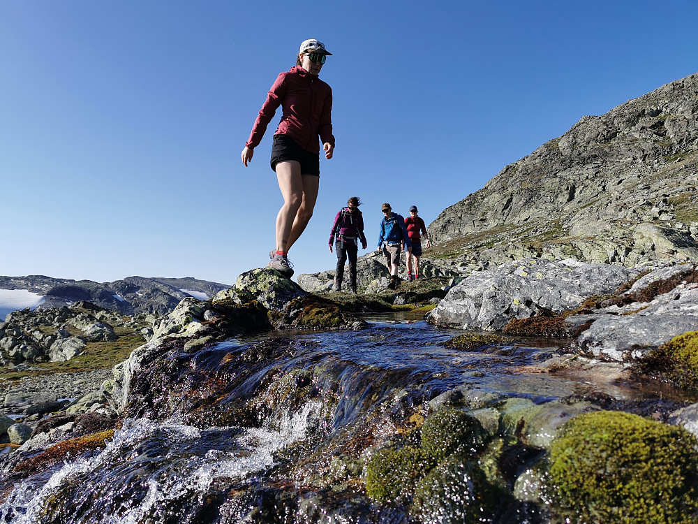 På returen. Du trenger ikke bære med deg masse vann på denne turen - det finner du plenty av underveis.