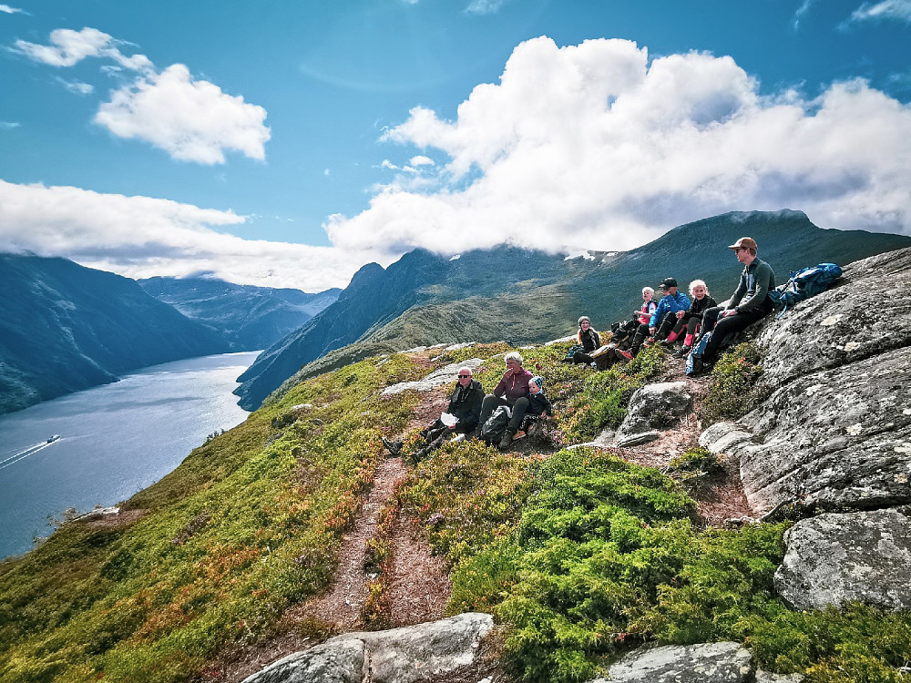 En tur med skikkelig valuta for kaloriene. Rundt 3 km og knappe 400 høydemeter fører deg opp til denne strålende utsikten!