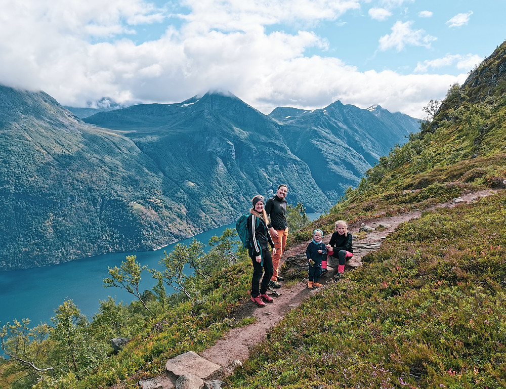 God sti hele veien oppover fjellryggen med fjordutsikt store deler av turen.