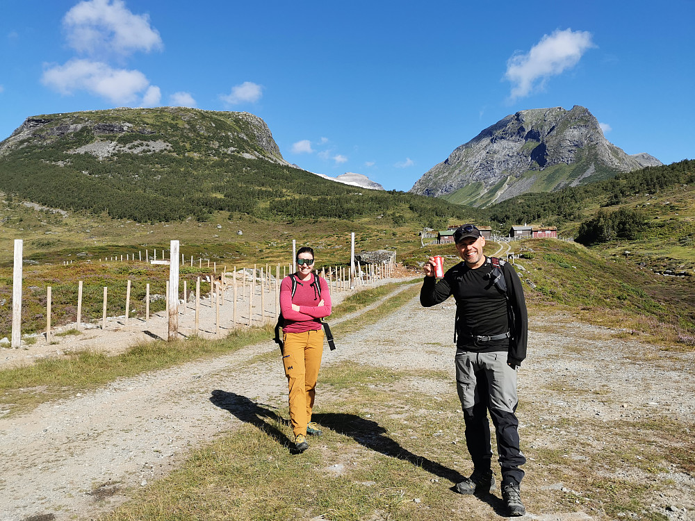 Klar for avmarsj fra Ringdalssetra. Første delmål, Hesten, bak til venstre. Mistet stien i den store ura.