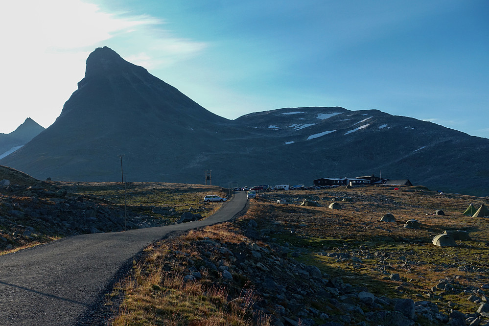 En virkelig fin sensommer-søndag, så mye telt og mennesker på Leirvassbu. Kyrkja i bakgrunnen ber om bli besøkt!