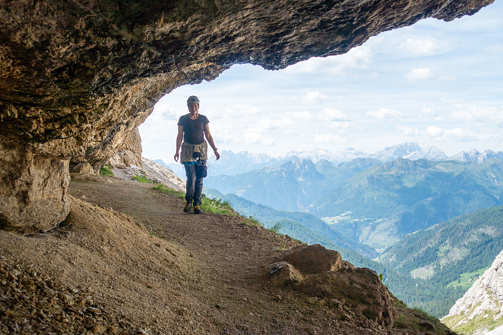 Marie på vei bortover Martini-hylla. Via ferrata-utstyret fikk vi ikke bruk for, men hjelmen og hodelykta var kjekk å ha. 