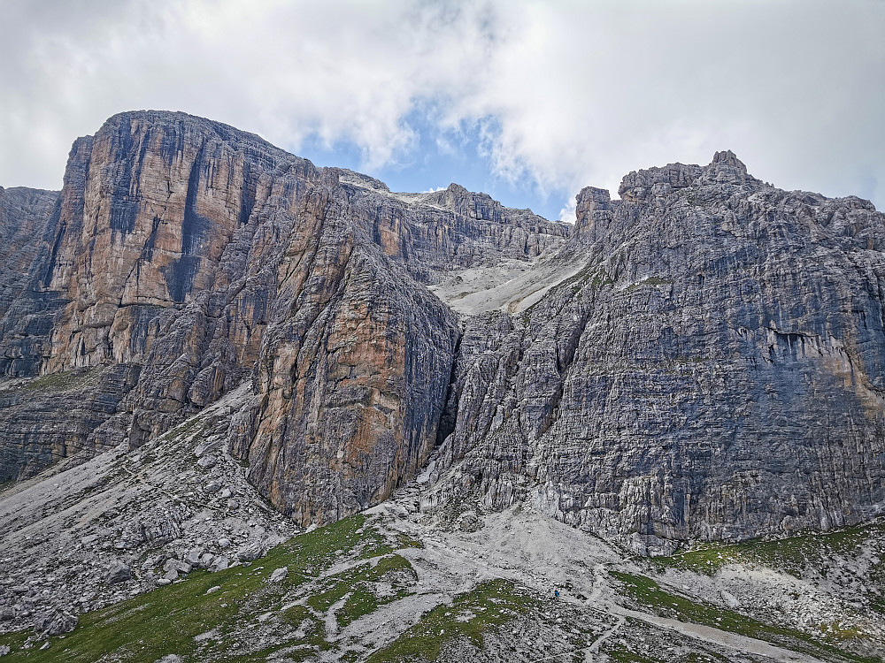 Dagens topp sett fra den øverste heisstasjonen. Via Ferrata-ruta begynner øverst i steinura til venstre i bildet og går opp mot toppen til venstre (selve topppunktet er ikke synlig). Returen følger horisonten mot høyre.