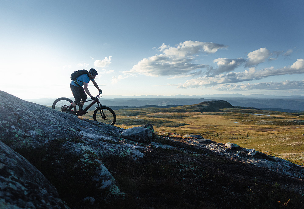 Ole Arne starter på en av de fineste fjellryggene for sykling i Nesbyen, Smylifjell på langs.