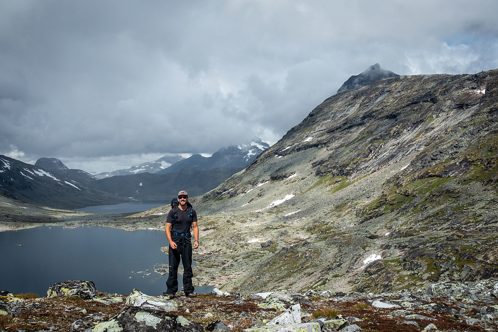 Omtrent her forlot vi stien. Stien mot Skogadalsbøen fortsetter langs vannet i bakgrunnen. Toppen av Mjølkedalstinden skimtes til høyre.