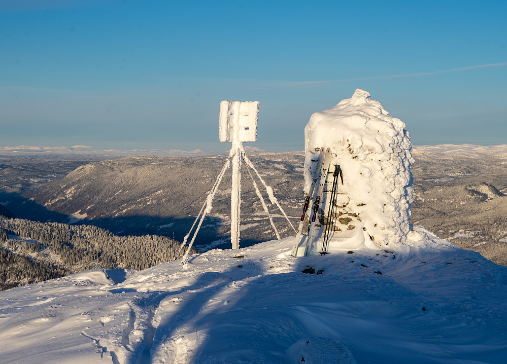 Fjellskia står parkert mot toppvarden på Syningen.