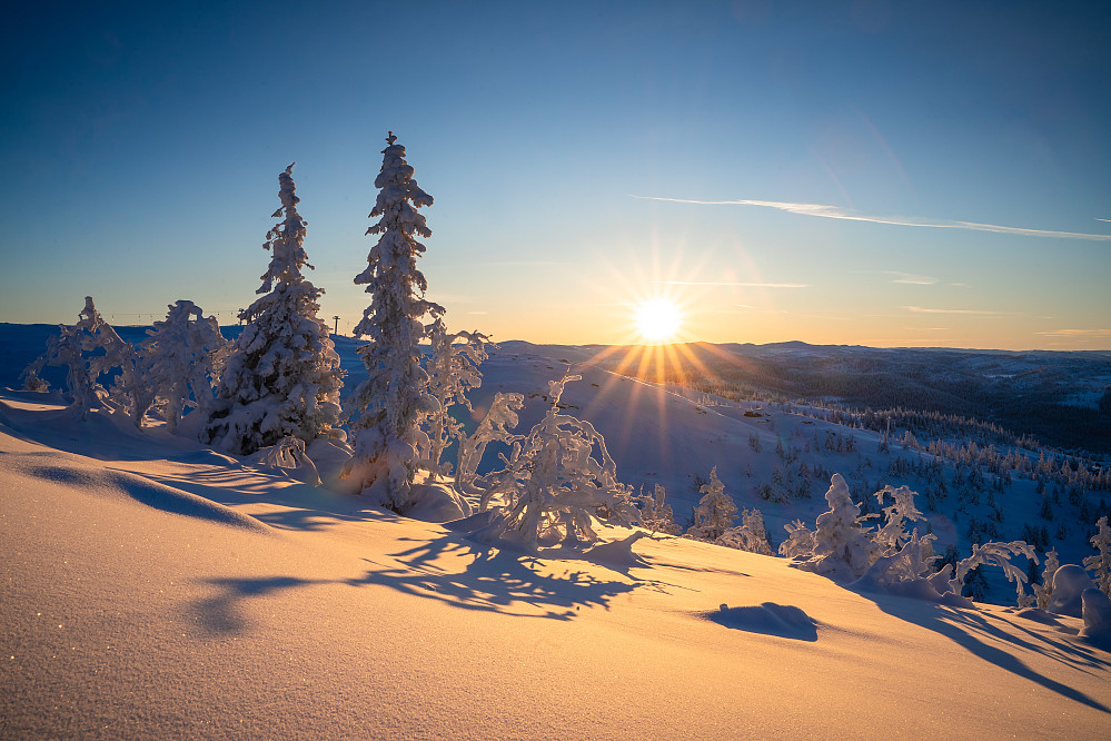 Dagslyset synger på siste verset over Nesfjellet.