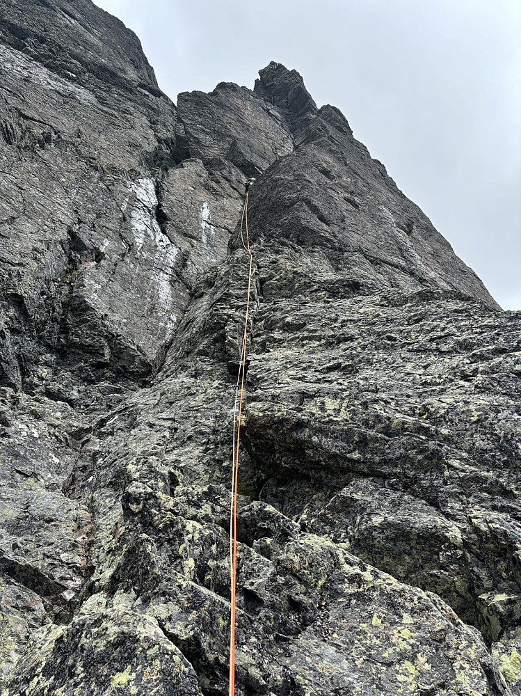 Martin på vei opp nest siste taulengde! Rute avslutter til høyre for det mørke "tårnet" i toppen av diederet.