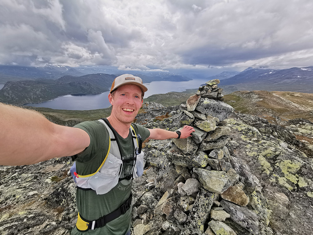 Her ved Heimre Fagerdalshøe. Bygdin i bakgrunnen.