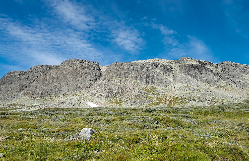 Veggen sett fra anmarsjen fra Prestholtseter. Storhengi er den mørke veggen til venstre for snøflekken og det markerte hakket i veggen.