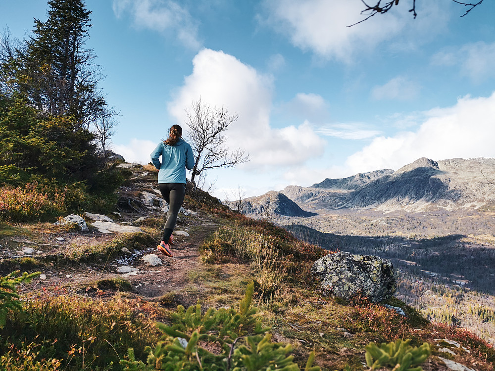 Marie nærmer seg første topp, Storhovda. Skurvefjell i bakgrunnen.