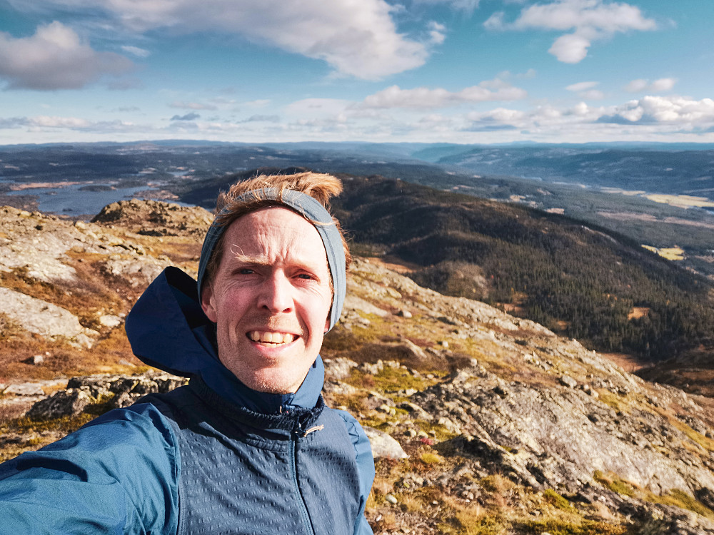 Undertegnede på toppen av Såta, med motvinden rett i fleisen. Jeg sprang aleine opp til denne toppen, da Marie hadde behov for en liten pause.