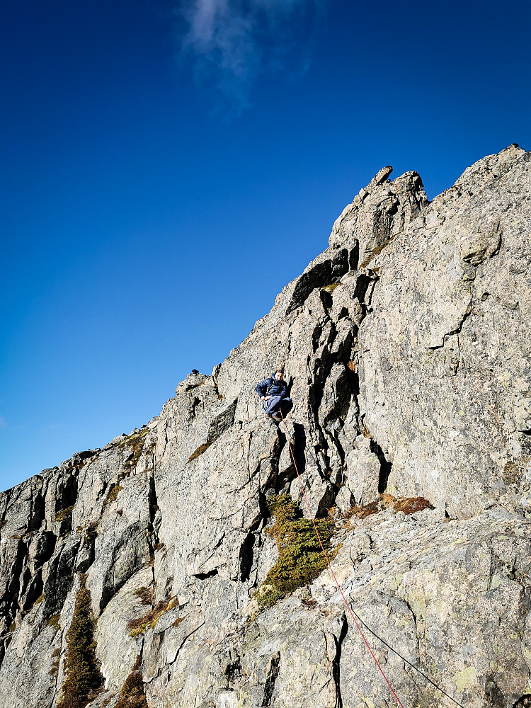 Det siste opptaket mot toppen byr på to valgmuligheter. Enten de bratte formasjonene rett opp, eller en slakere skråhylletravers (hvor Marie sitter). Begge er teknisk enkle, men eksponerte og uten rom for feil.