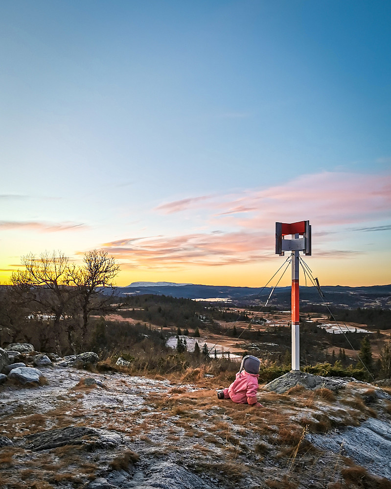 Helene tar en pause fra bæremeisen på toppen av Brusethøgde. Hallingskarvet i det fjerne.