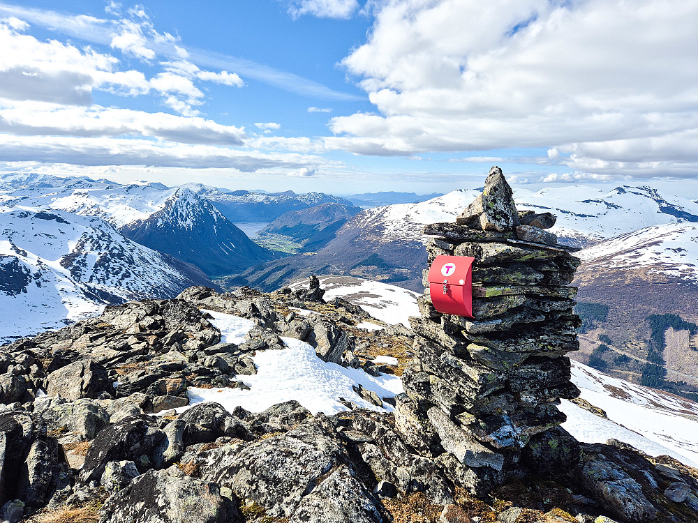 Toppen av Kvitegga med Stordal i det fjerne