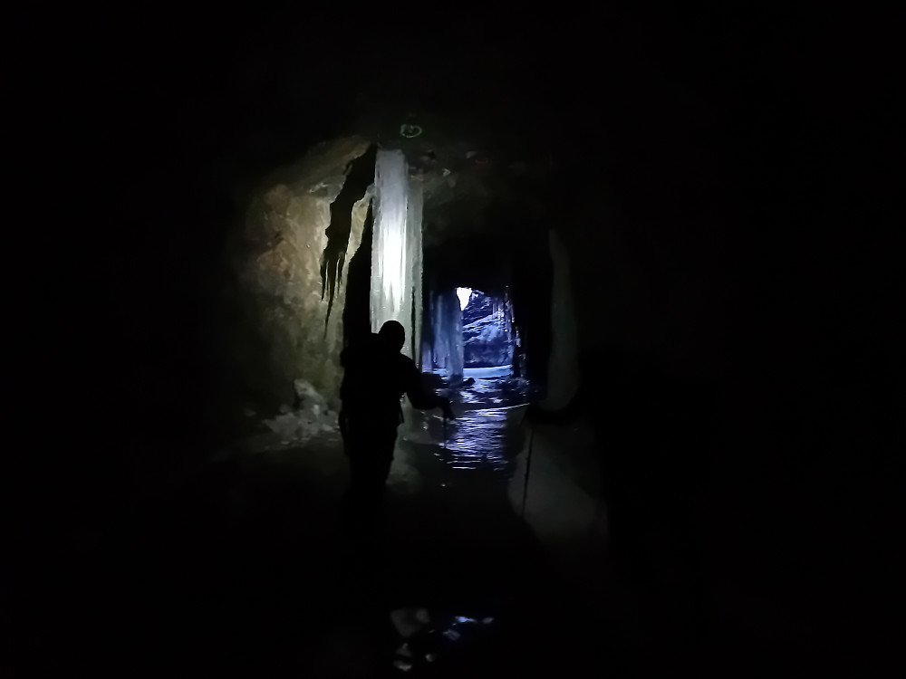 Spennende innmarsj gjennom anleggstunnel