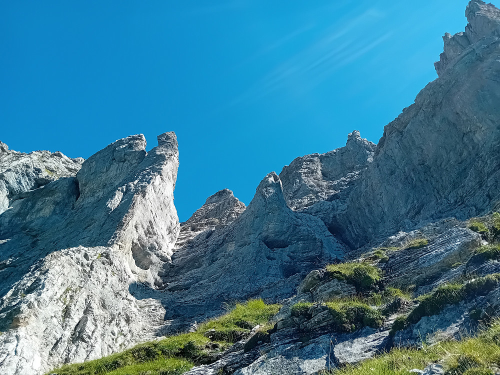 Opp dit går en enkel via ferrata til hytta