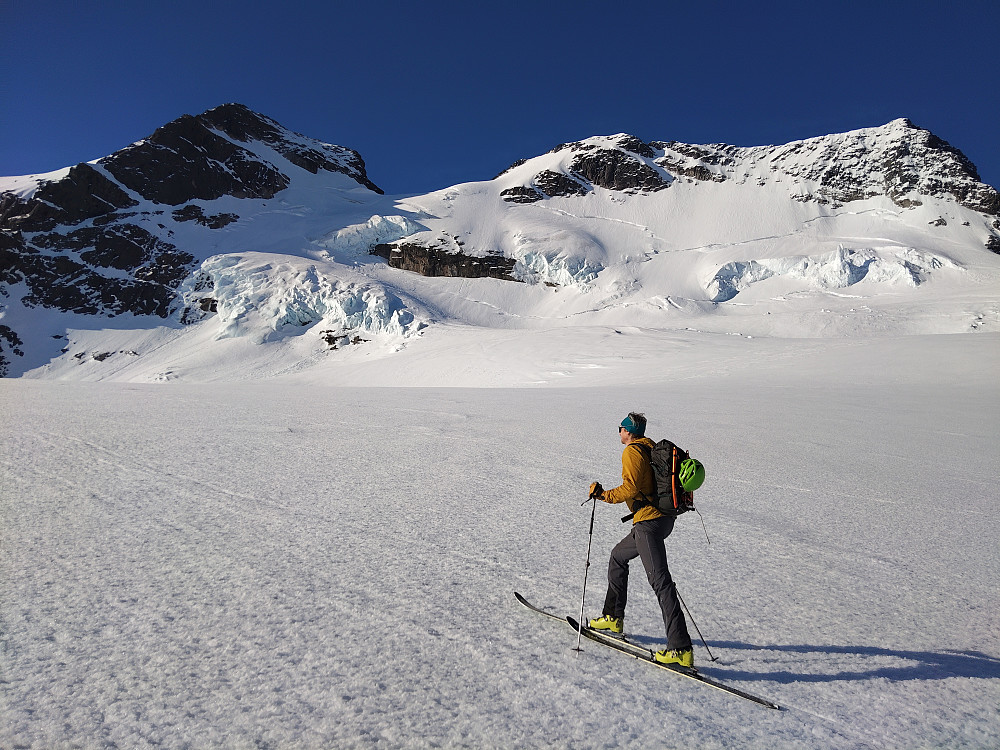 På Gjertvassbreen. Direktvarianten opp til skaret mellom V. og Ø. St.dalstind er også fin og ikke så vanskelig
