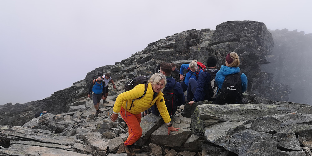 Kjentfolk på tur. Kristin Krohn Devold på vei opp. Var turleder for 24 personer. 