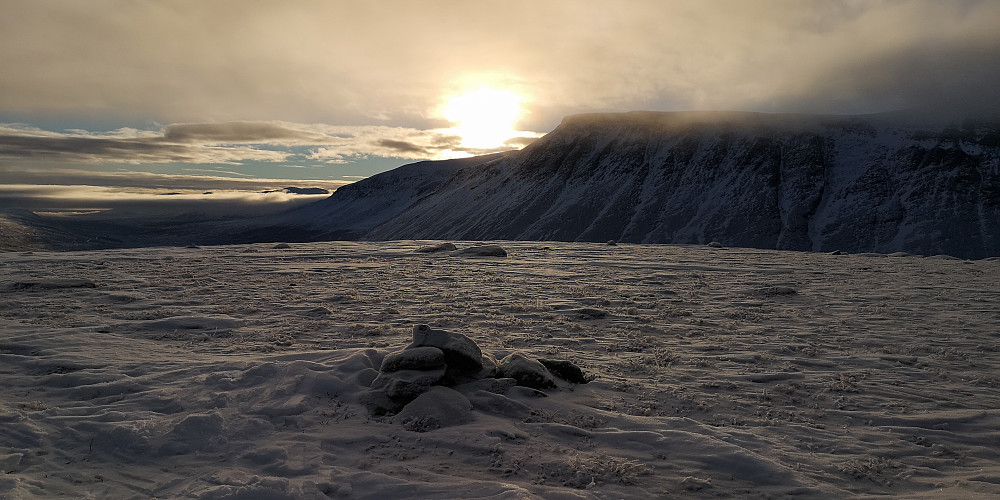 På toppen av Nordvest for Smådalsfjellet (1348 moh) Rankonøse og vi ser så vidt ryggen opp mot Ranastongi.