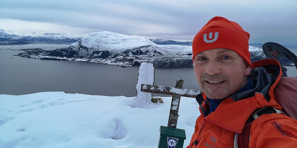 Lepsøy bakenfor med toppen Goalden. 