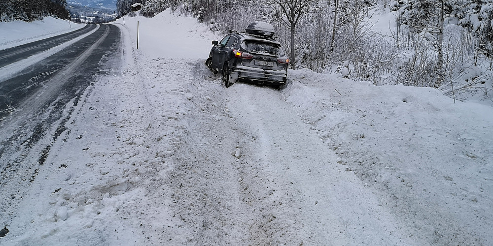 Husk!!! Ikke driv med andre ting i bilen under kjøring!! Dette kunne
gått forferdelig galt. Ingen skader på verken meg eller bilen.