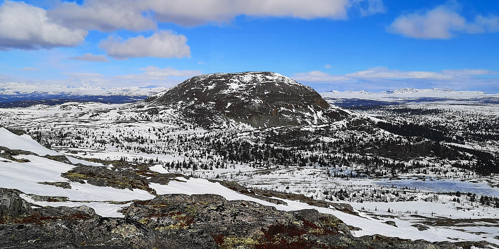 Rundemellen. Ikke mye snø igjen... og den som er, -er fast og skarete
