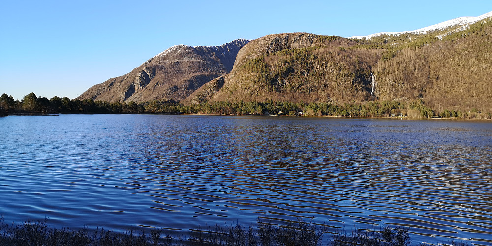 Holsvatnet. Rørsethornet bakenfor 
