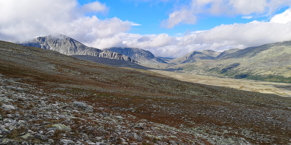Innover mot Smedhamrane og Vassknausen