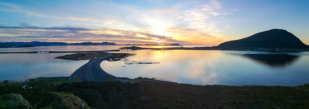 Fra toppen... vi ser øya Goaldet til høyre