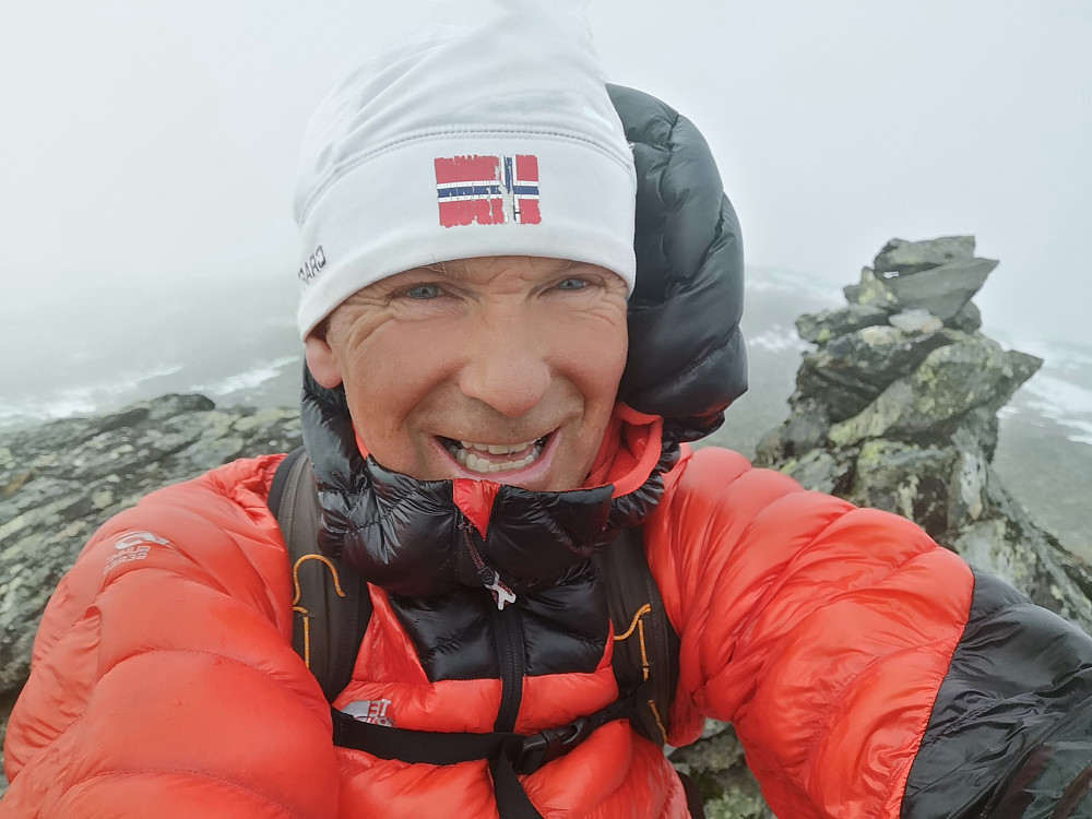 Ved varden ved Skutshorn. Det blåser noe jævlig. 