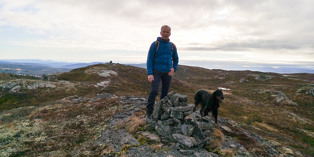 På Hindalsfjellet (1071 moh) Mysmørhelje bakenfor 