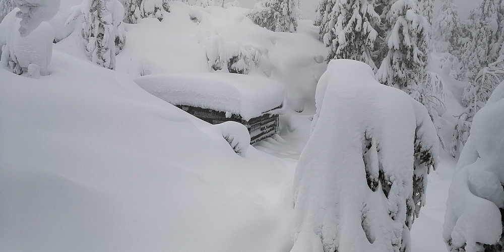 Snart er Hjemmefronthytta dekket av snø. 