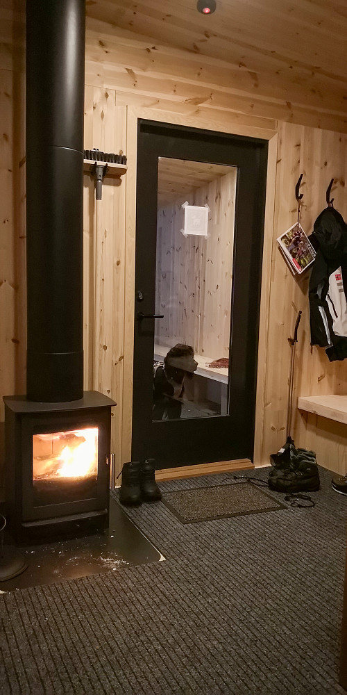 Embla skikkelig skuffet og vonbroten da hun ikke fikk bli med inn. 