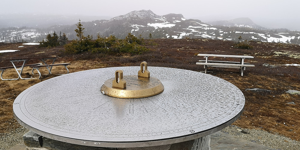 Kvitfjell bakenfor 